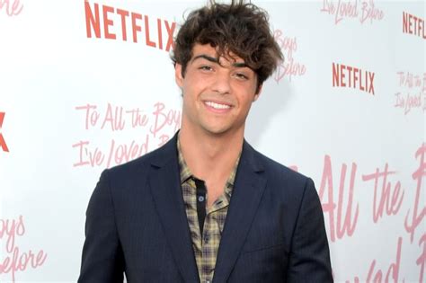 A história por trás da foto de Noah Centineo beijando。